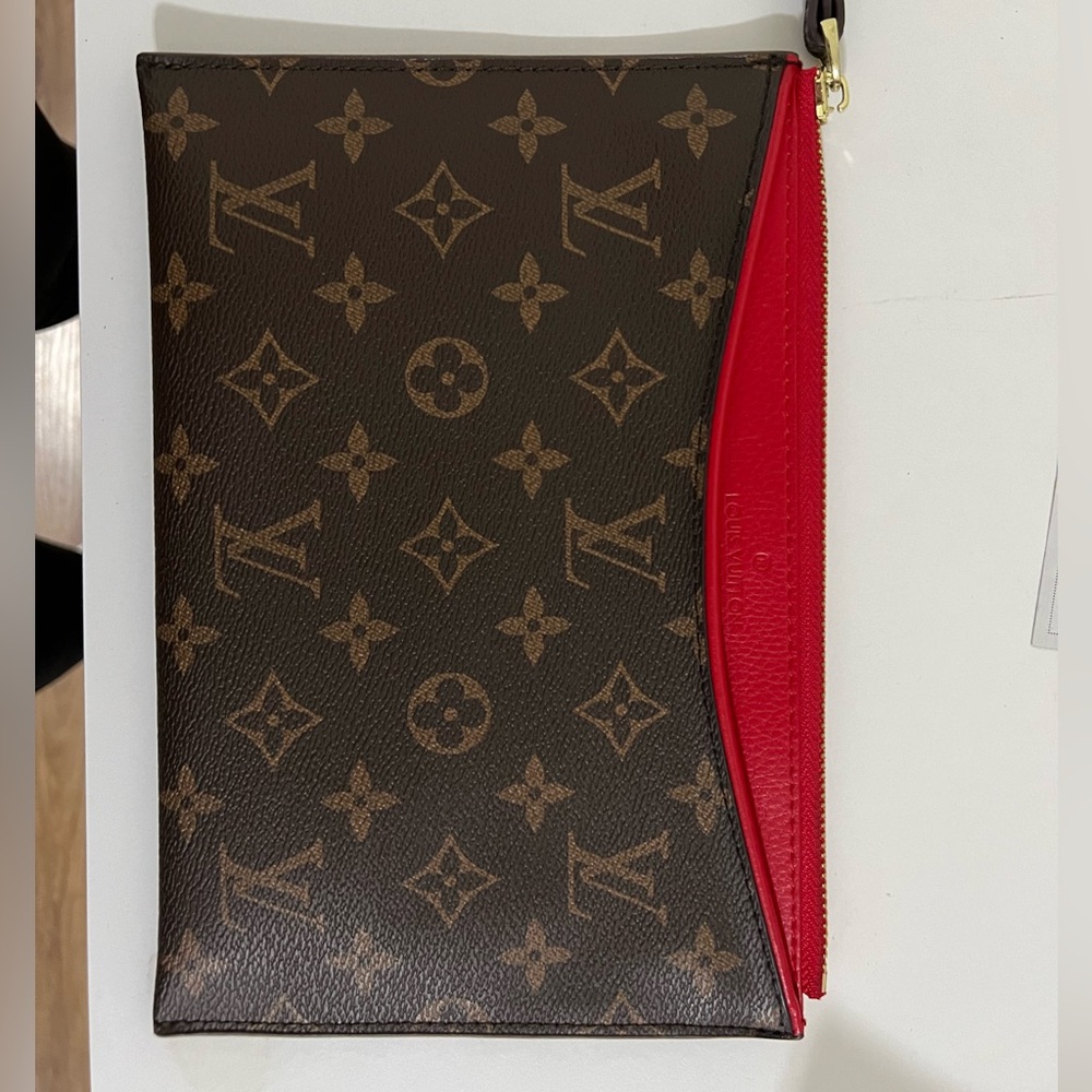 Fashion Wristlet, basically brand new.